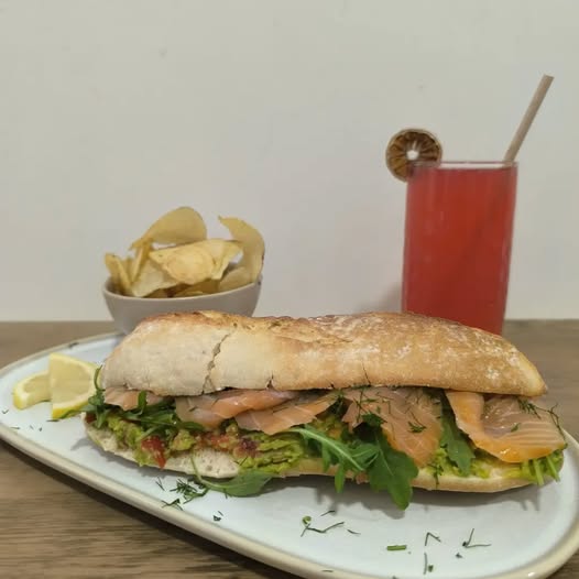 Baguete de salmão fumado do ArtPão, servida com batatas e uma bebida